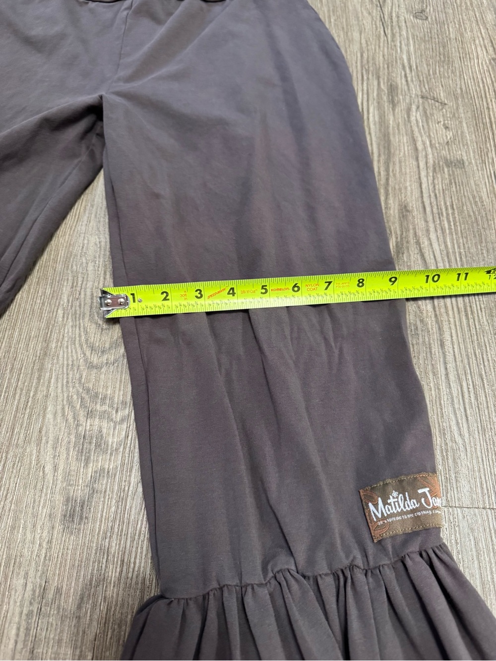 Matilda Jane Women’s Big Ruffle Brownish-Grey Color Pants Size Medium - Picture 4 of 8